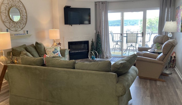 Relax on your screened in balcony overlooking the Lake. Two Golf Courses nearby. in Camdenton