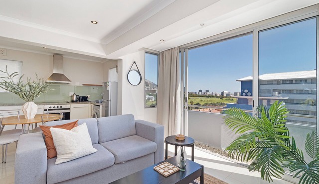 Relaxed Oceanfront Stay in Mouille Point in Cape Town