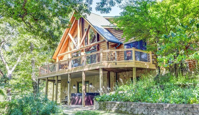 Relaxing Log Home Escape - Sauna, Hot Tub & Billiards! in Athens