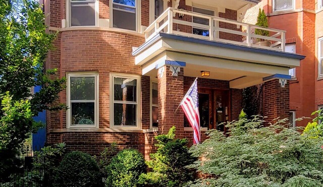 Remodeled, spacious and bright apartment — near Loyola, beach & subway in Chicago