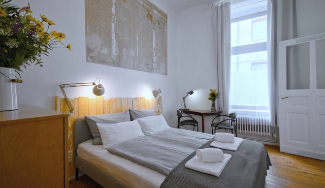 Renovated old apartment with shower room, separate eat-in kitchen and washing machine in Berlin