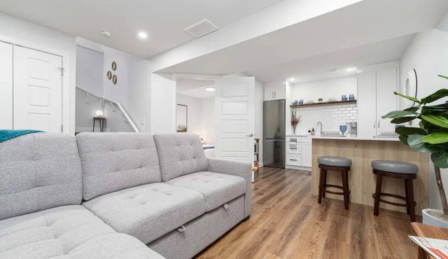 Riverside Suite ~ New, with kitchenette, washer/dryer, & amenities nearby in St. Albert
