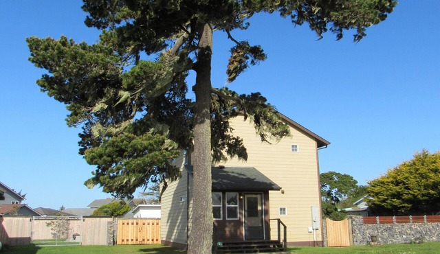 Rock and Wave Cottage At The Beach in Crescent City