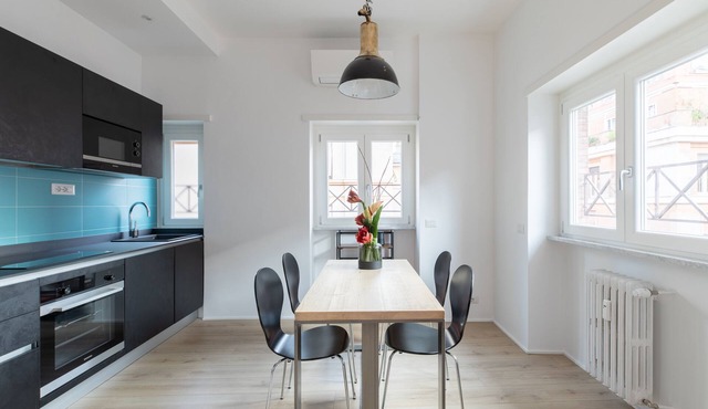 Roman Residenza: Bright, Quiet, Modern Apt. in Central Rome. in Roma