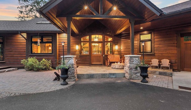 Rustic Luxurious Lakehouse on Expansive Private Shoreline of Ossawinnamakee Lake in Pequot Lakes
