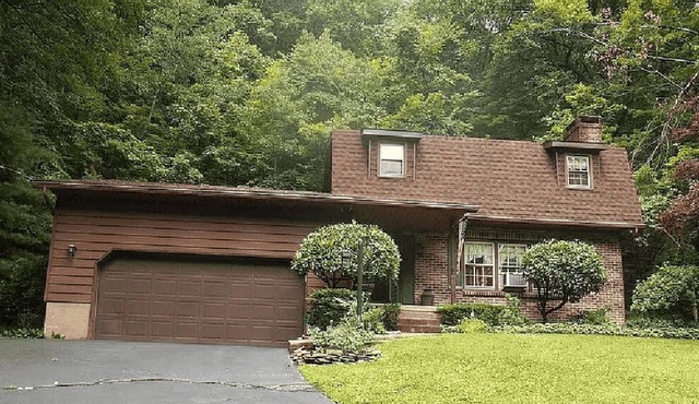 Rustic Peaceful 4 BR Home w/ King Bed/Fireplace! in Berwick