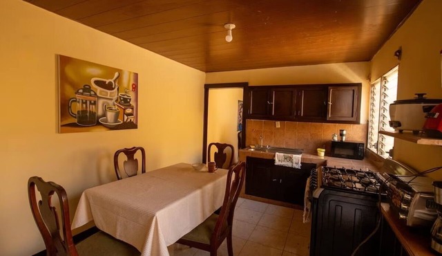 Safe and Central 2-bedroom Apartment with WiFi for Short or Long Stays in Managua