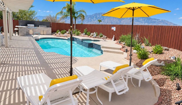 Salt Water Pool & Spa with Mountain Sunset Views! in Desert Hot Springs