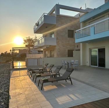 Sayers Beachfront Villa in Perivolia