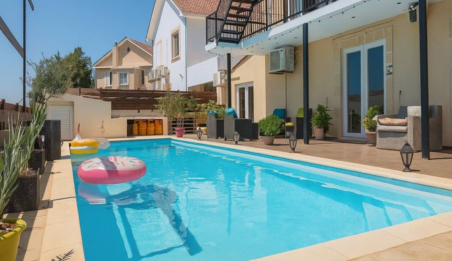 Sea View Oasis: Private Room, Pool, Beach & Gym in Oroklini