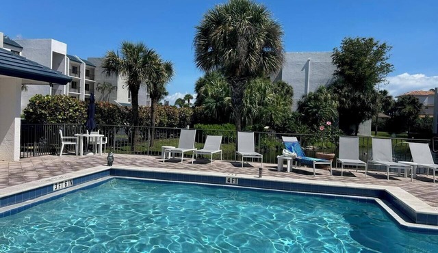 Seaside Modern Elegance and 3 minute Walk to the Beach in Jupiter