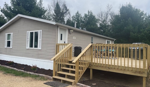 Secluded remodeled Cabin Walk to Castle Rock Lake & restaurants Firepit Deck in New Lisbon