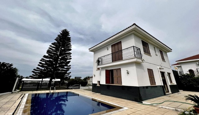 Separate Villa with Pool and Garden in Lefkosa in Girne