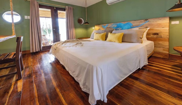 Serene Boat Room Retreat at Yemaya Reefs, Nature's Paradise in Nicaragua in Little Corn Island