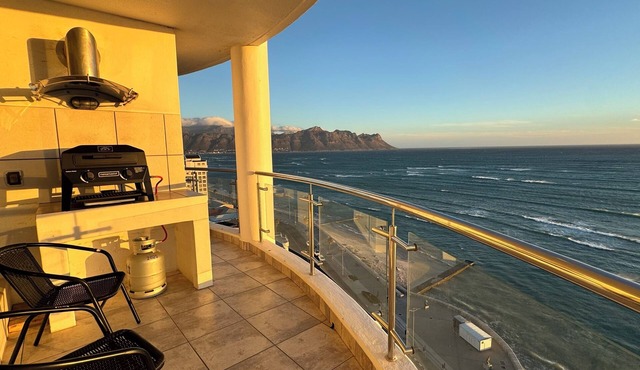 Sky Beachfront Escape, 180 degree ocean view, 15th floor in Cape Town