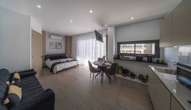 Skyline Luxury Studio, Ermou Larnaca by Finikoudes in Larnaka