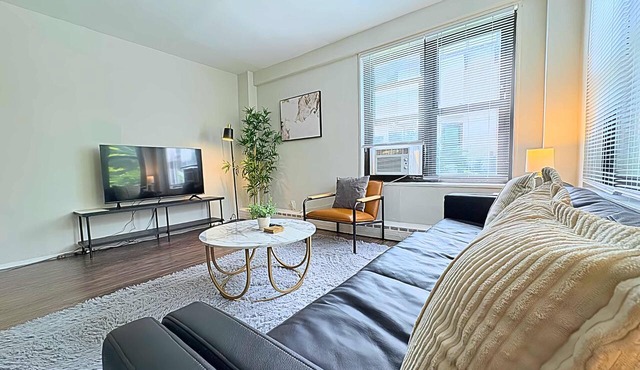 Sleek Luxe 1BR in Vibrant Hyde Park in Chicago