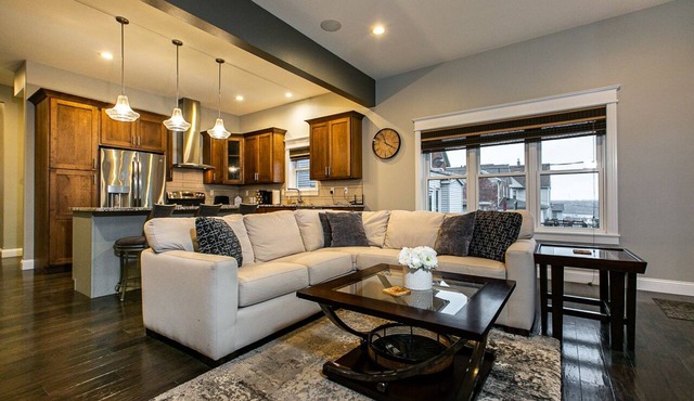 Spacious 4BR Bluff-Top Townhome Steps from Fenelon Elevator & Downtown in Dubuque