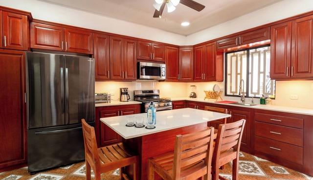 Spacious 5-bedroom house in welcoming Managua with WiFi, AC in Managua