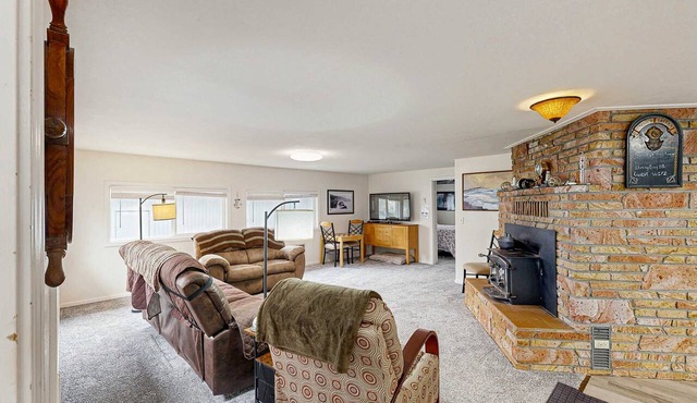 Spacious & comfortable home close to the Harbor, Sand Dunes, beaches, & parks in Reedsport