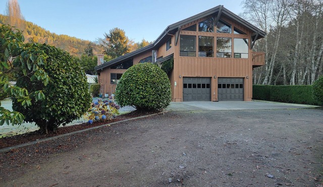 Spacious home with large yard and hot tub- Nearby beach access and dog Friendly! in Brookings