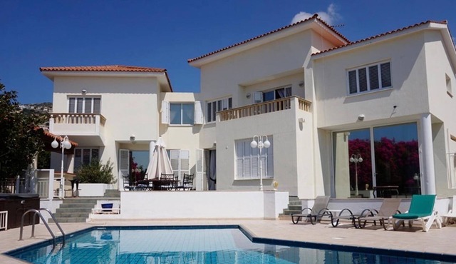 Spacious & Private 6 bed villa close to Peyia - 5bed villa + 1bed granny annex