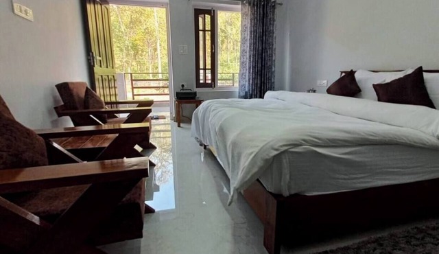 Spacious Room with Balcony in a Naturalist's Home in Teda