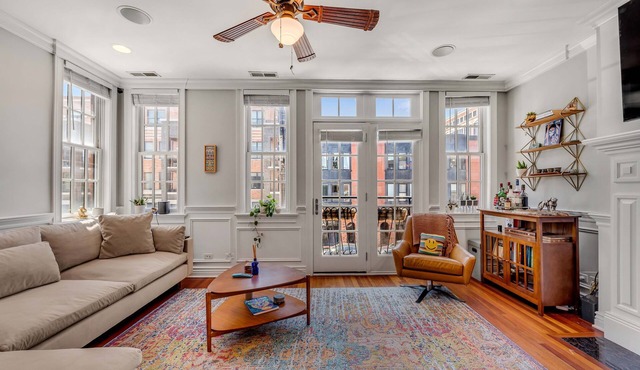 Spectacular Lakeview Condo 1Bd w/Office & Parking by AllSet Turnover in Chicago