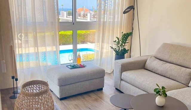 St Raphael Marina Sea Breeze Apt & pool, Sleeps 4
