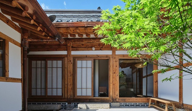 Staymoire Premium Hanok · 5min walk Anguk Station · 5min ICN Airport Bus in Seoul
