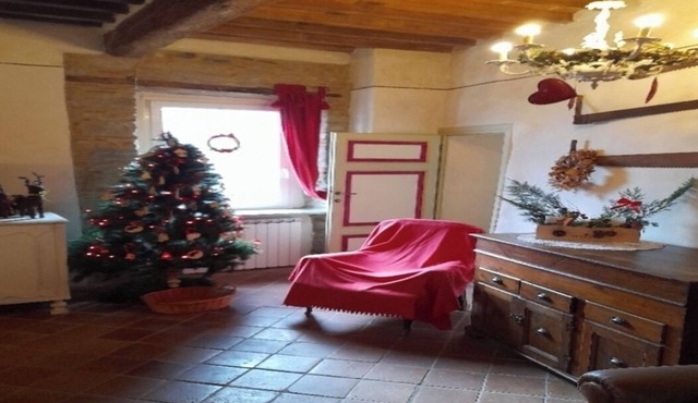 Stone house with 4 double bedrooms and kitchen with fireplace in Boveglio