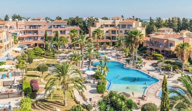 Stylish 2BR in Limnaria Gardens and short walk to beach, shops & Paphos Harbour in Pafos