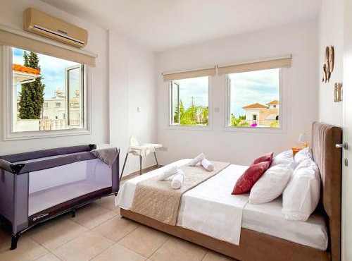 Sunny Villa with Hot Tub, Garden and 2 Bedrooms, 5 Minutes to the Beach in Pyla