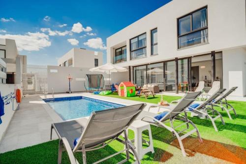 SunnyVillas 4BR New Villa Private Pool in Pernera
