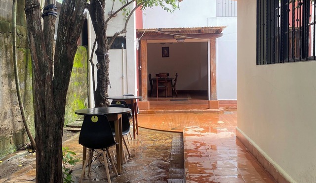Sunrise Guest House: Cozy rooms, Spanish lessons, tours, and shuttles in León. in León