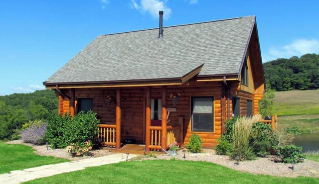 The Edelweiss Cabin. 10 minutes from Downtown Dubuque. Lorelei Cabin Collection. in Dubuque