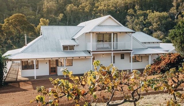 The Homestead: five master suites with ensuites, where luxury meets nature. in Peerabeelup