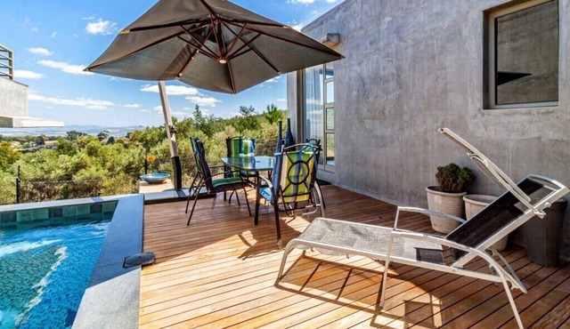 The ultimate venue to relax & enjoy the views close to restaurants, wine farms, in Somerset West