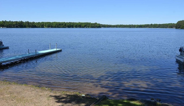 Three-bedroom with two queen beds, two twin beds, lake front on Big Round in Hayward