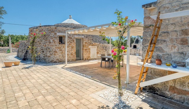Trullo 'Pietra800' with Private Terrace, Private Garden and Air Conditioning in Mesagne