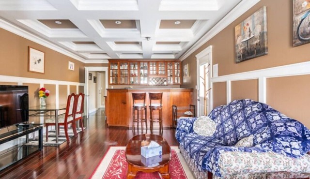 Twinview executive one-bedroom suite in Victoria