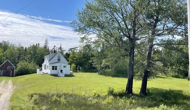 Updated 1900's School House in Central Cape Breton w/wifi and air conditioning in Estmere