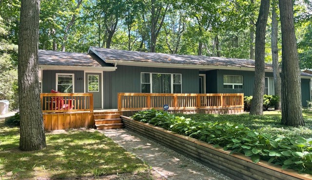 Updated Cottage in Southcott Pines, Grand Bend. Steps to Sun Beach in Grand Bend