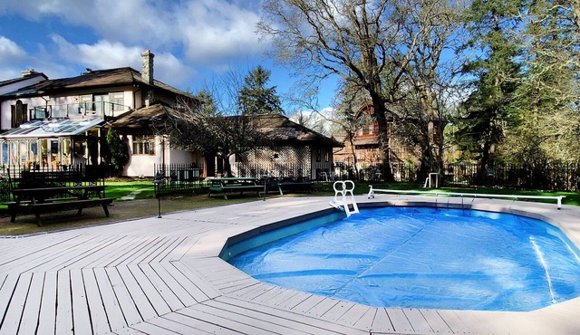Victoria Garden Estate 5 star with Pool and Hot tub. in North Saanich