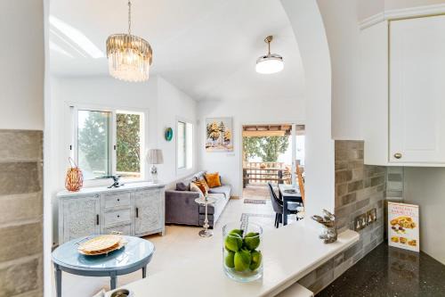 Villa Aris by Ezoria Villas in Tsadha