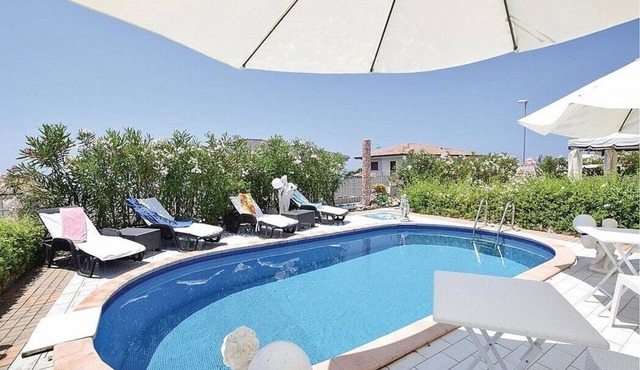 Villa Croma: An elegant and welcoming three-story townhouse which faces the sun and the sea, with Free WI-FI. in Tortora