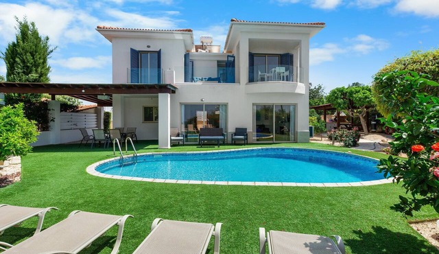 Villa Latchi Marina 21 - a villa that sleeps 6 guests in 3 bedrooms in Latchi