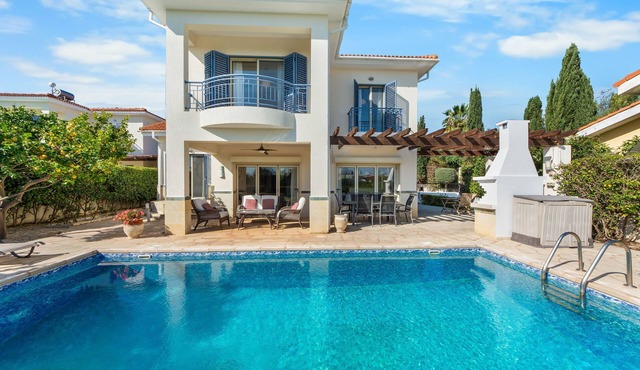 Villa Latchi Marina 3 - a villa that sleeps 6 guests in 3 bedrooms in Latchi