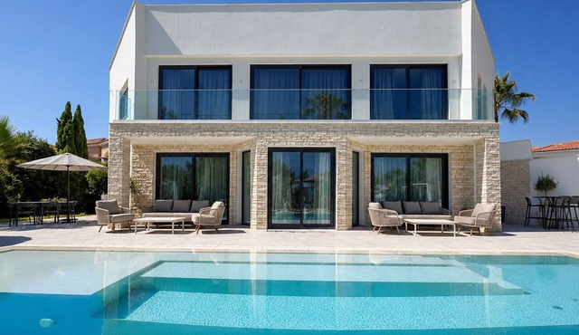 Villa Margarita - Luxury Spacious Villa, Opposite The Beach