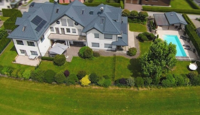 Villa near Salzburg for 18 guests – 9 bedrooms, pool, and garden in Seekirchen am Wallersee